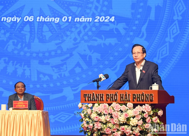 El ministro de Trabajo, Inválidos de Guerra y Asuntos Sociales, Dao Ngoc Dung, aclara dudas de los votantes.