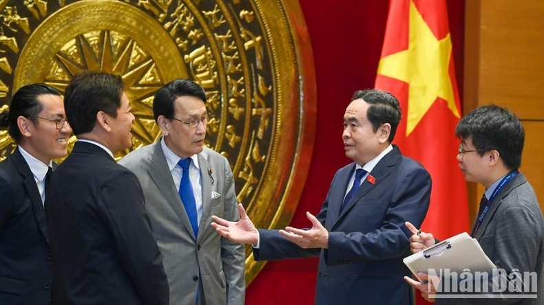 Los delegados se charlan después de la cita. Los delegados se charlan después de la cita.
