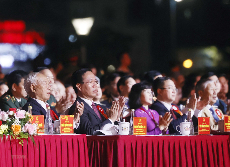 El presidente de Vietnam, Vo Van Thuong, junto con dirigentes actuales y anteriores del Partido y del Estado, en la ceremonia. El presidente de Vietnam, Vo Van Thuong, junto con dirigentes actuales y anteriores del Partido y del Estado, en la ceremonia.