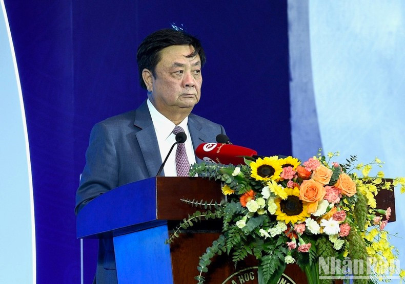 El ministro de Agricultura y Desarrollo Rural, Le Minh Hoan, presenta una ponencia. El ministro de Agricultura y Desarrollo Rural, Le Minh Hoan, presenta una ponencia.