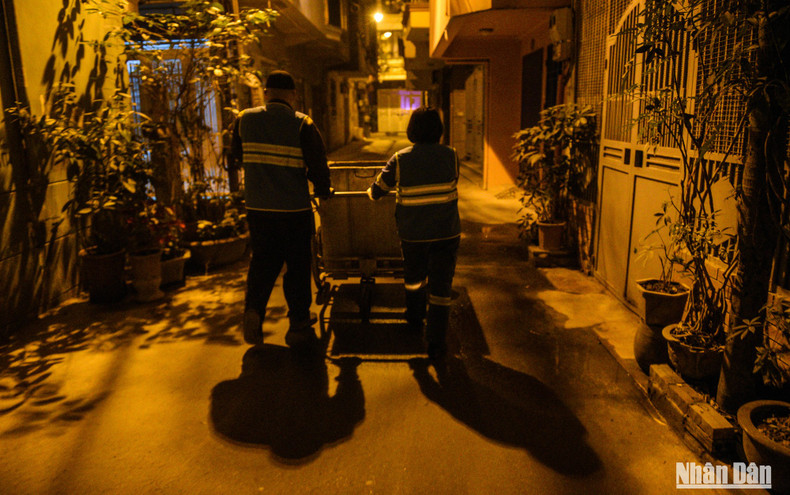 Pasos silenciosos por la noche con la disposición de conservar la imagen de una capital verde, limpia y bonita. Pasos silenciosos por la noche con la disposición de conservar la imagen de una capital verde, limpia y bonita.