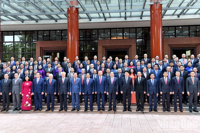 El secretario general del PCV y presidente del país, To Lam, y los miembros del Comité Central del Partido del XIII mandato.