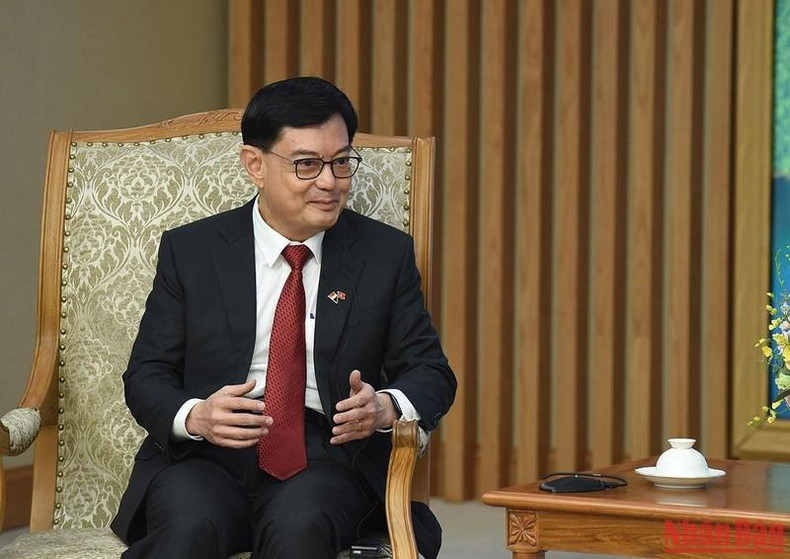 Al agradecer la atención del jefe de Gobierno vietnamita, Heng Swee Keat prometió continuar fomentando la cooperación en los asuntos de interés del país indochino para aumentar la confianza política mutua y propulsar los lazos bilaterales en general. Al agradecer la atención del jefe de Gobierno vietnamita, Heng Swee Keat prometió continuar fomentando la cooperación en los asuntos de interés del país indochino para aumentar la confianza política mutua y propulsar los lazos bilaterales en general.