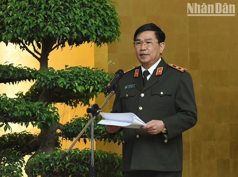 Un representante del Ministerio de Seguridad Pública pronuncia un discurso. Un representante del Ministerio de Seguridad Pública pronuncia un discurso.