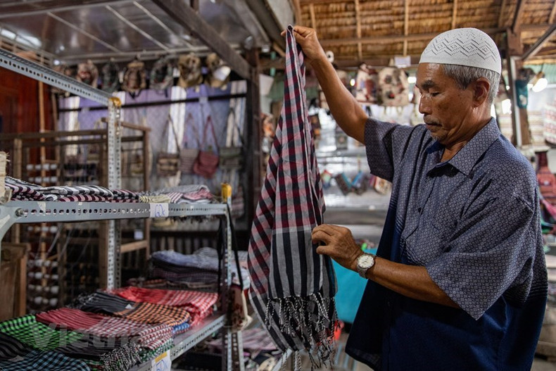 Mohamad compartió: "A largo plazo, queremos preservar la artesanía tradicional combinada con el turismo para presentar a los turistas lo más destacado del brocado Cham". Mohamad compartió: "A largo plazo, queremos preservar la artesanía tradicional combinada con el turismo para presentar a los turistas lo más destacado del brocado Cham".
