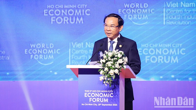 El miembro del Buró Político del Comité Central del Partido y secretario del Comité partidista en Ciudad Ho Chi Minh, Nguyen Van Nen, da palabras inaugurales.