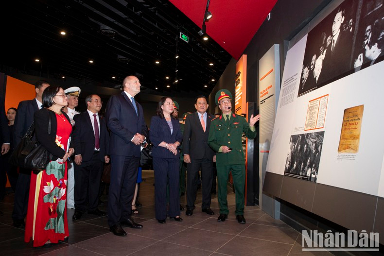 La vicepresidenta de Vietnam, Vo Thi Anh Xuan, y el jefe de Estado búlgaro, Rumen Radev, recorren el museo.