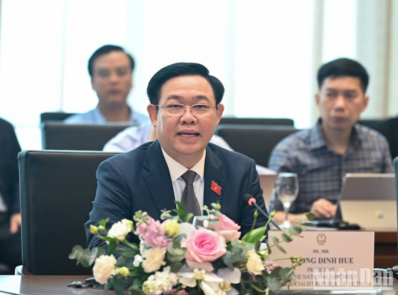 El presidente de la Asamblea Nacional, Vuong Dinh Hue, da palabras inaugurales del encuentro. El presidente de la Asamblea Nacional, Vuong Dinh Hue, da palabras inaugurales del encuentro.