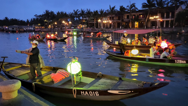 Al oír hablar del farolillo, muchos vietnamitas piensan enseguida en las calles engalanadas con farolillos coloridos en Hoi An.