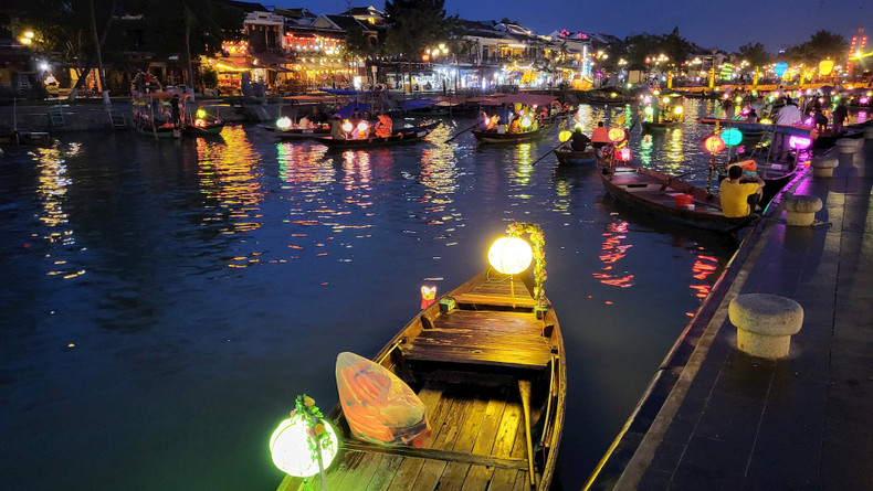 Las noches de farolillos, normalmente de las 18:00 a las 22:00 el 1 y el 15 del mes lunar, maravillan a los visitantes al casco antiguo de Hoi An, declarada Patrimonio de la Humanidad por la Unesco.
