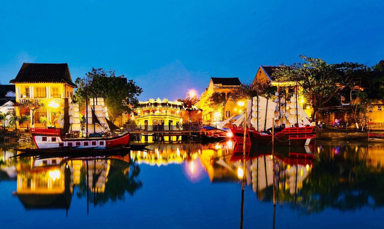 De un objeto ordinario, el farolillo pasó a ser un símbolo de vitalidad perpetua y una marca de la ciudad patrimonial vietnamita.