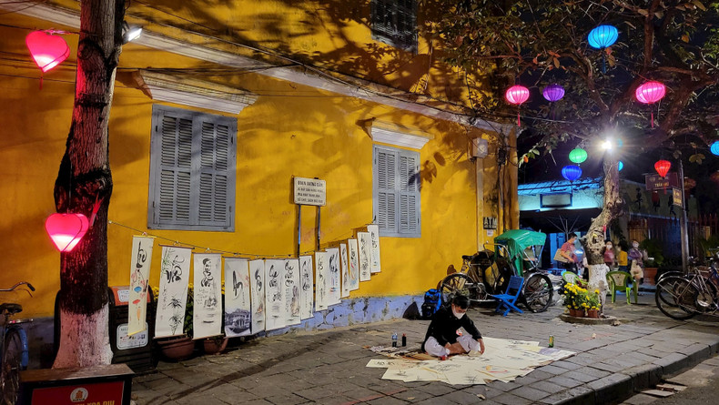 Las armazones de los farolillos tradicionales de Hoi An están hechos de bambú y cubiertos de tela.