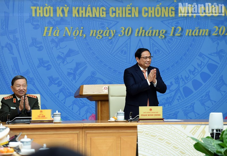 A la reunión también asistieron el ministro de Seguridad Pública, general To Lam (sentado), y miembros del personal directivo de los ministerios y sectores en el país. A la reunión también asistieron el ministro de Seguridad Pública, general To Lam (sentado), y miembros del personal directivo de los ministerios y sectores en el país.