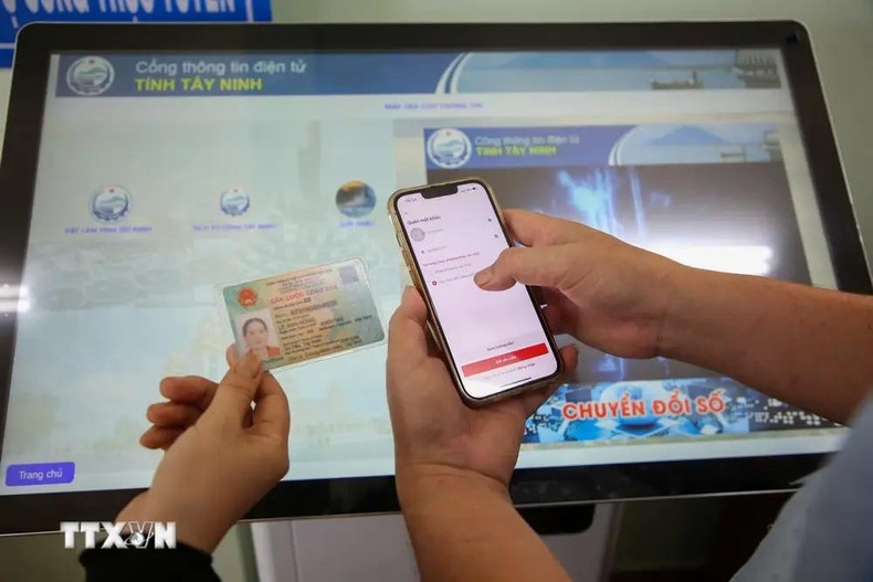 Los trámites administrativos se digitalizan en las plataformas de servicios públicos, lo que contribuye a generar comodidad y transparencia en la gestión de trámites para las personas. (Fotografía: VNA)