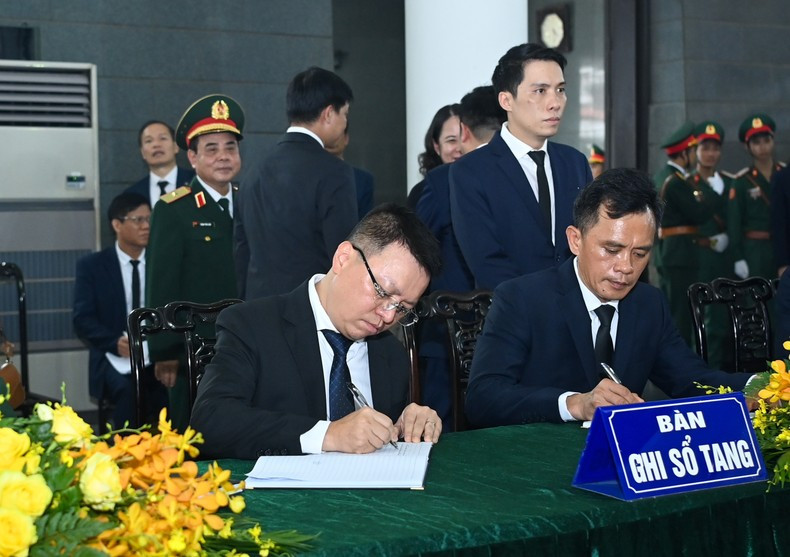 El dirigente del diario escribe en el libro de condolencias. El dirigente del diario escribe en el libro de condolencias.