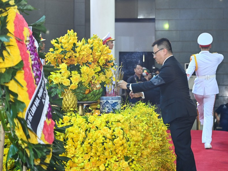 Encabeza la comitiva Le Quoc Minh, miembro del Comité Central del PCV, presidente-editor de Nhan Dan, subjefe de la Comisión de Comunicación y Educación del Comité Central y presidente de la Asociación Nacional de Periodistas. Encabeza la comitiva Le Quoc Minh, miembro del Comité Central del PCV, presidente-editor de Nhan Dan, subjefe de la Comisión de Comunicación y Educación del Comité Central y presidente de la Asociación Nacional de Periodistas.