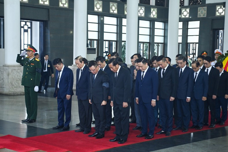 Los delegados del periódico, órgano central del PCV, se inclinan en homenaje al extinto líder. Los delegados del periódico, órgano central del PCV, se inclinan en homenaje al extinto líder.