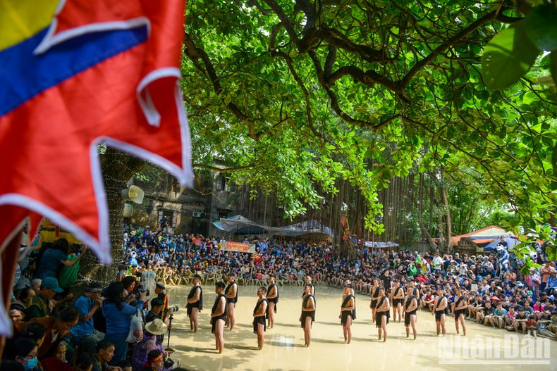 El plazo del 12 al 15 de abril lunar coincide este año con los días del 19 al 22 de mayo. El festival fue celebrado en el patio mayor del Templo dedicado al San Tam Giang, de unos 200 metros cuadrados y con una arena de lodo. El plazo del 12 al 15 de abril lunar coincide este año con los días del 19 al 22 de mayo. El festival fue celebrado en el patio mayor del Templo dedicado al San Tam Giang, de unos 200 metros cuadrados y con una arena de lodo.