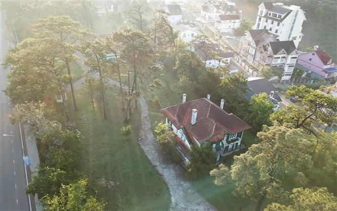 Actualmente, se puede ver una serie de villas con arquitectura francesa antigua en esa ciudad montañosa. Actualmente, se puede ver una serie de villas con arquitectura francesa antigua en esa ciudad montañosa.