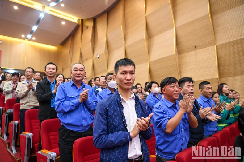 Asisten al coloquio trabajadores y empleados del sector público.