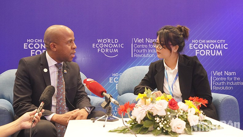 Delegados al foro responden a preguntas de la prensa.