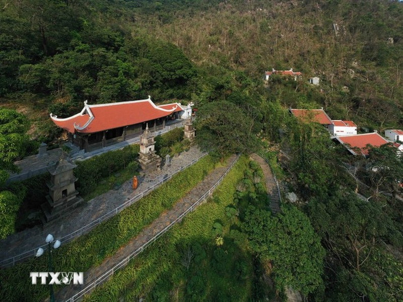 Ngoa Van es un lugar donde se guardan muchos vestigios históricos sagrados relacionados con los últimos días de la vida religiosa del rey-monje Tran Nhan Tong. Ngoa Van es un lugar donde se guardan muchos vestigios históricos sagrados relacionados con los últimos días de la vida religiosa del rey-monje Tran Nhan Tong.