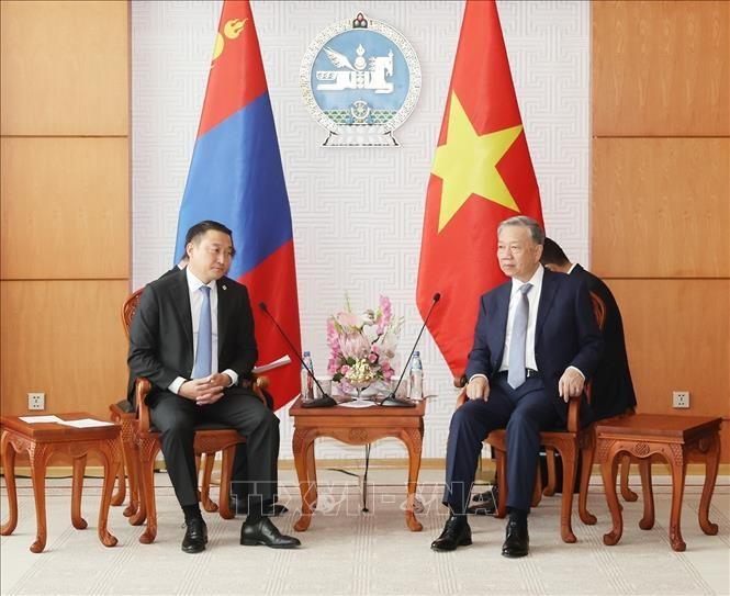 Los dos dirigentes sostienen conversaciones. Los dos dirigentes sostienen conversaciones.