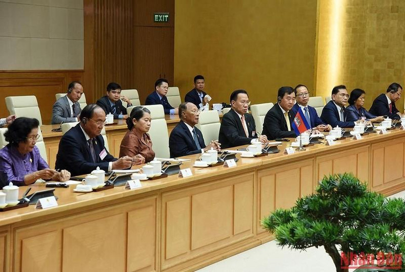 El presidente de la Asamblea Nacional camboyana y sus acompañantes en la cita.