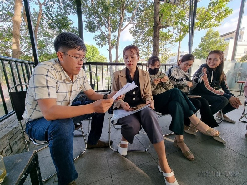 Un periodista de la Agencia Vietnamita de Noticias conversa con estudiantes de la provincia de Ninh Thuan. Un periodista de la Agencia Vietnamita de Noticias conversa con estudiantes de la provincia de Ninh Thuan.