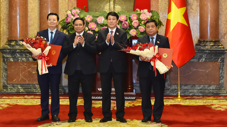 El presidente de Vietnam, Luong Cuong, y el primer ministro del país, Pham Minh Chinh, felicitan a los vicepremieres Mai Van Chinh y Nguyen Chi Dung. (Fotografía: Nhan Dan) El presidente de Vietnam, Luong Cuong, y el primer ministro del país, Pham Minh Chinh, felicitan a los vicepremieres Mai Van Chinh y Nguyen Chi Dung. (Fotografía: Nhan Dan)