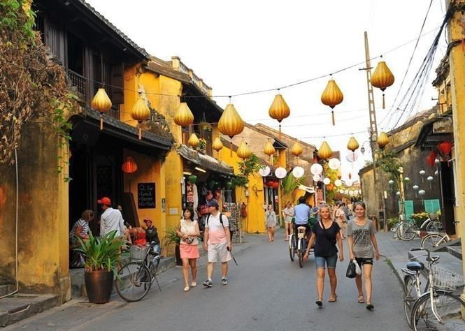 Turistas visitan el casco antiguo de Hoi An.