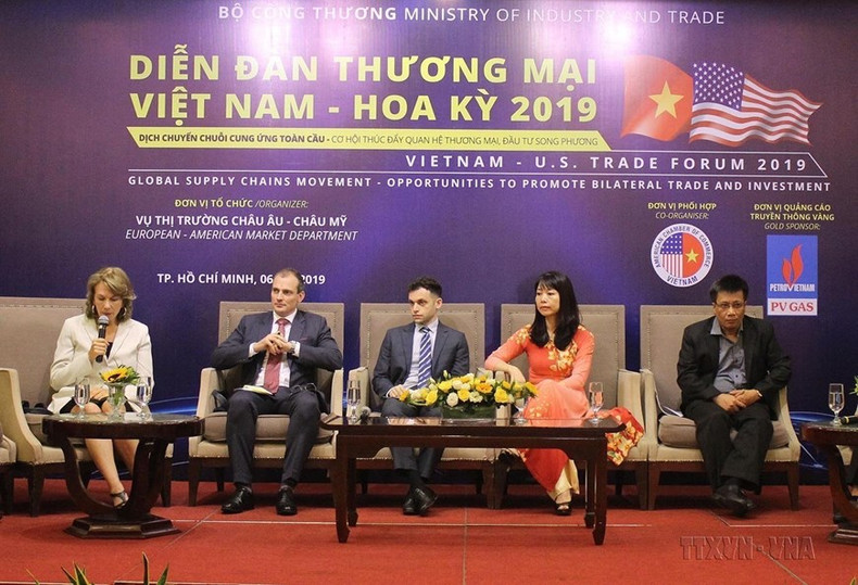 El Foro comercial Vietnam-Estados Unidos, con el tema “Cambio en la cadena de suministro global: oportunidades para promover las relaciones bilaterales de comercio e inversión”, tuvo lugar el 6 de septiembre de 2019, en Ciudad Ho Chi Minh. (Fotografía: VNA) El Foro comercial Vietnam-Estados Unidos, con el tema “Cambio en la cadena de suministro global: oportunidades para promover las relaciones bilaterales de comercio e inversión”, tuvo lugar el 6 de septiembre de 2019, en Ciudad Ho Chi Minh. (Fotografía: VNA)