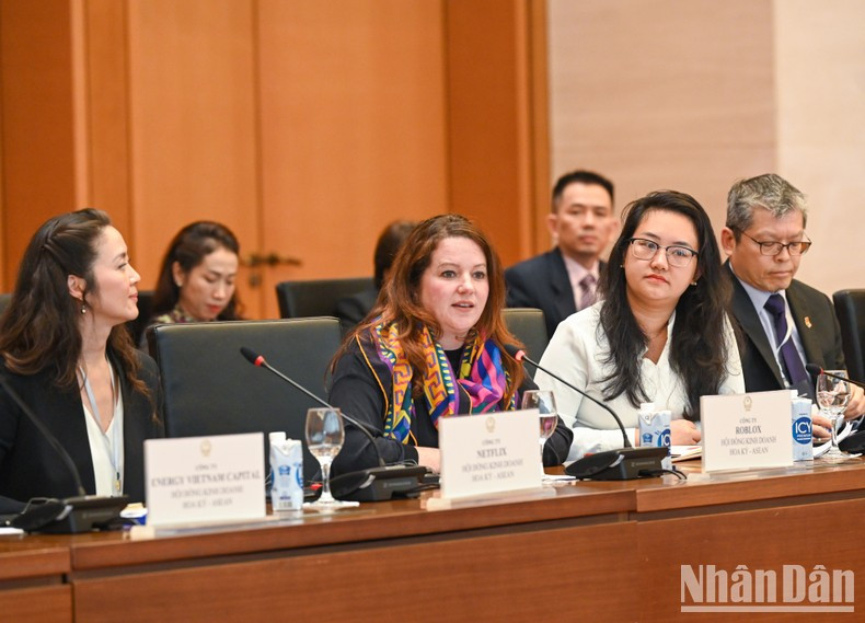 Una delegada de la empresa ROBLOX. Una delegada de la empresa ROBLOX.