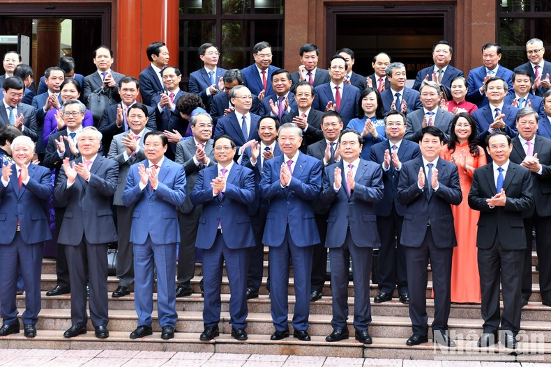 El secretario general del PCV y presidente del país, To Lam, y los miembros del Comité Central del Partido del XIII mandato.