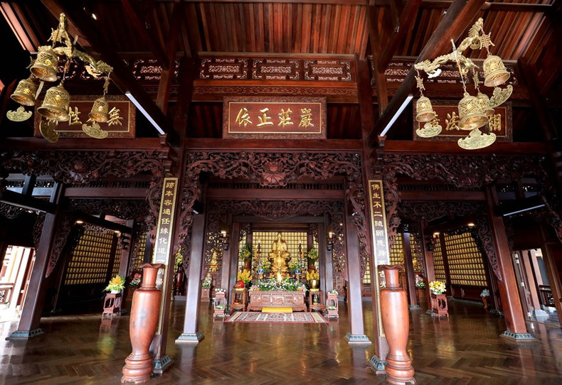El interior de la sala principal tiene un estilo arquitectónico típico de la corte real de Hue.