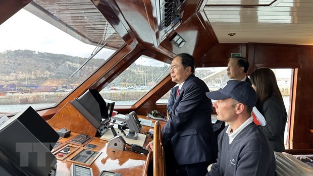 El vicepresidente del Parlamento vietnamita visita el puerto de Barcelona. (Fotografía: VNA) El vicepresidente del Parlamento vietnamita visita el puerto de Barcelona. (Fotografía: VNA)