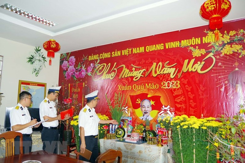 Los oficiales engalanan su espacio de trabajo en saludo al Tet. Los oficiales engalanan su espacio de trabajo en saludo al Tet.