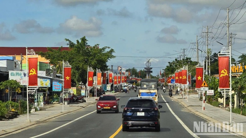 Una calle de banderas en el distrito de Phuoc Long, en la sureña provincia de Bac Lieu.