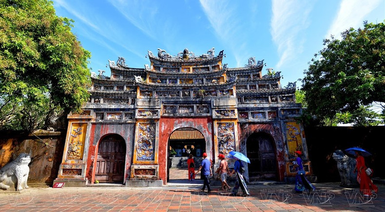 Elementos antiguos de Mieu Mon, puerta de entrada a The To Mieu, un lugar para adorar a los reyes de la dinastía Nguyen en el suroeste de la Ciudadela Imperial de Hue. Elementos antiguos de Mieu Mon, puerta de entrada a The To Mieu, un lugar para adorar a los reyes de la dinastía Nguyen en el suroeste de la Ciudadela Imperial de Hue.