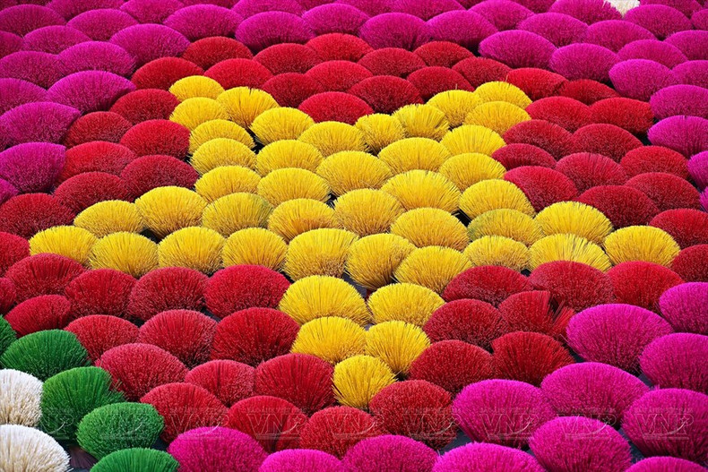 La estrella amarilla sobre fondo rojo simboliza la bandera nacional. La estrella amarilla sobre fondo rojo simboliza la bandera nacional.