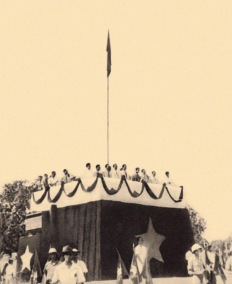 El presidente de la República Democrática de Vietnam, Ho Chi Minh, lee la Declaración de Independencia en la plaza de Ba Dinh, Hanói, el 2 de septiembre de 1945. (Fotografía: Museo de Ho Chi Minh) El presidente de la República Democrática de Vietnam, Ho Chi Minh, lee la Declaración de Independencia en la plaza de Ba Dinh, Hanói, el 2 de septiembre de 1945. (Fotografía: Museo de Ho Chi Minh)