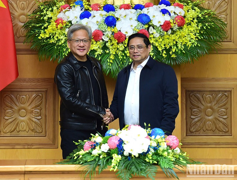 El primer ministro de Vietnam, Pham Minh Chinh, recibe al ejecutivo del grupo NVIDIA, Jensen Huang. El primer ministro de Vietnam, Pham Minh Chinh, recibe al ejecutivo del grupo NVIDIA, Jensen Huang.