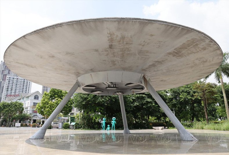 Modelo OVNI (objeto volador no identificado) único en la Plaza Alien.