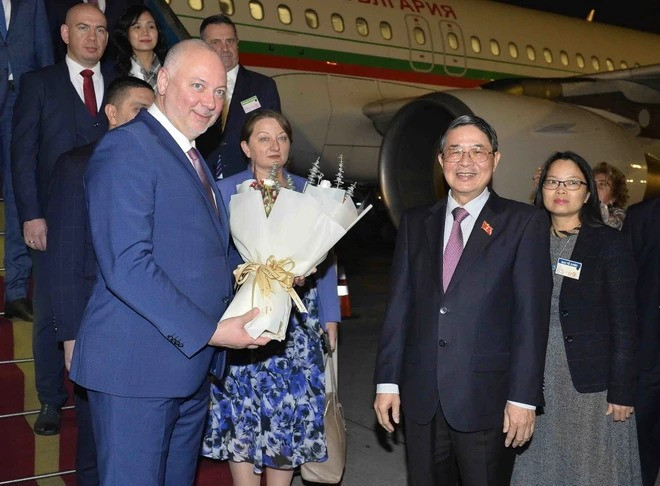 El dirigente búlgaro recibido por el vicepresidente de la Asamblea Nacional de Vietnam Nguyen Duc Hai.