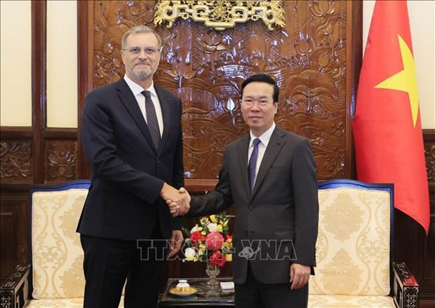 El presidente de Vietnam, Vo Van Thuong, y el embajador de París en Hanói, Olivier Brochet. (Fotografía: VNA) El presidente de Vietnam, Vo Van Thuong, y el embajador de París en Hanói, Olivier Brochet. (Fotografía: VNA)