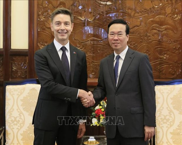 El presidente de Vietnam, Vo Van Thuong, y el embajador de la UE en Hanói, Julien Guerrier. (Fotografía: VNA) El presidente de Vietnam, Vo Van Thuong, y el embajador de la UE en Hanói, Julien Guerrier. (Fotografía: VNA)