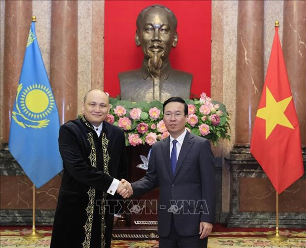 El presidente de Vietnam, Vo Van Thuong, y el embajador kazajo en Vietnam, Kanat Tumysh. (Fotografía: VNA) El presidente de Vietnam, Vo Van Thuong, y el embajador kazajo en Vietnam, Kanat Tumysh. (Fotografía: VNA)