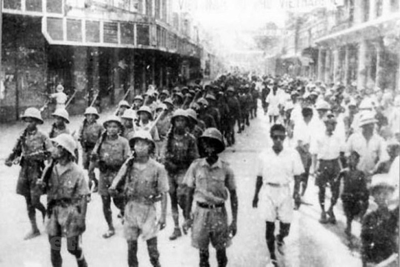 Bajo el auspicio de la Liga para la independencia de Vietnam (Viet Minh), la manifestación se convirtió rápidamente en una demostración de prestigio, extendiéndose por muchas calles de Hanói. Bajo el auspicio de la Liga para la independencia de Vietnam (Viet Minh), la manifestación se convirtió rápidamente en una demostración de prestigio, extendiéndose por muchas calles de Hanói.