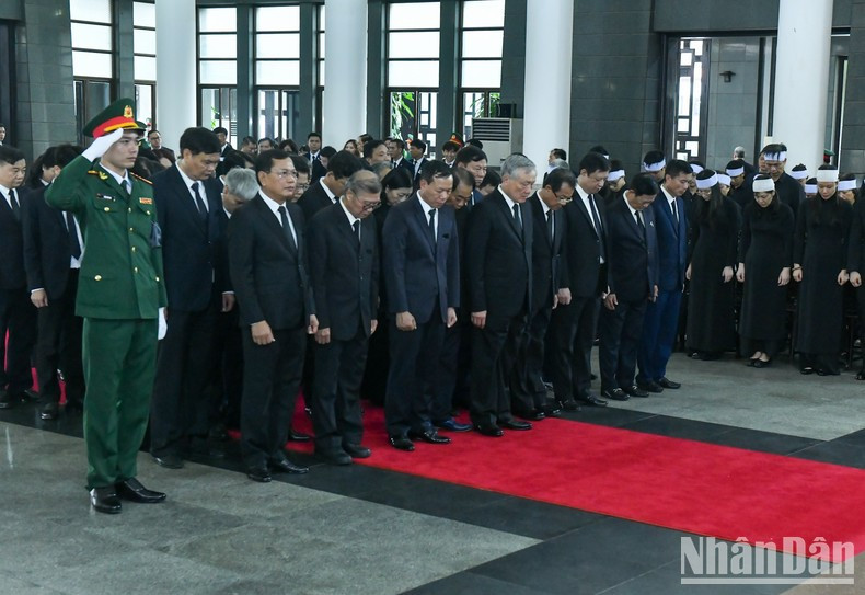 La delegación del Tribunal Popular Supremo de Vietnam, encabezada por Nguyen Hoa Binh, miembro del Buró Político y del Secretariado del Comité Central del PCV y presidente del Tribunal Popular Supremo.