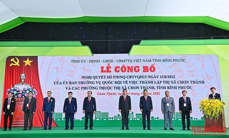 Bui Van Cuong anuncia la Resolución sobre la fundación del pueblo a nivel distrital de Chon Thanh y sus divisiones administrativas.